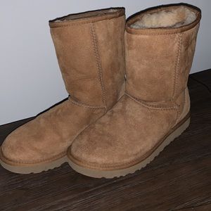 Uggs Size 7 EUC..Buy now have for Fall 🍁